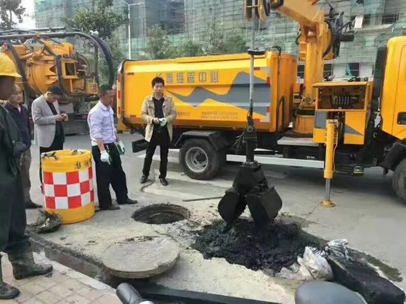 镇雄街道：网格员化身“清道夫”，为民解忧疏通“堵心”化粪池