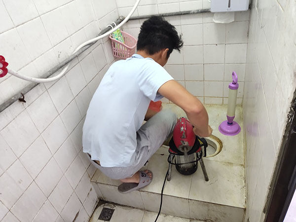 镇雄管道堵塞冒臭气 专业师傅现场解决问题