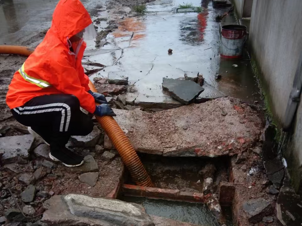 镇雄专业清理污水池 炜誉市政以规范流程守护城市 “肠道”